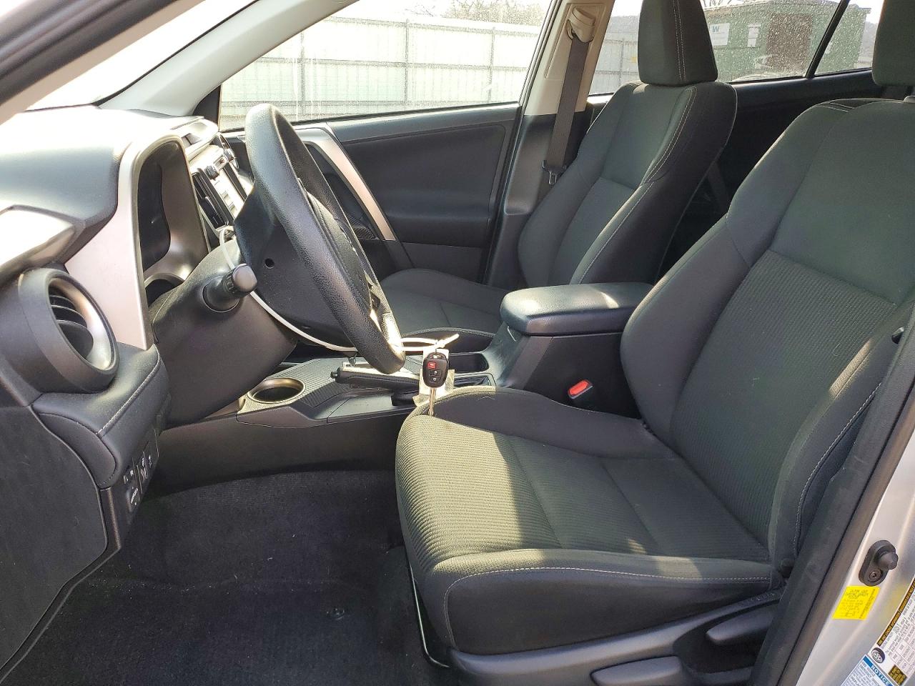 2015 TOYOTA RAV4 XLE photo 7