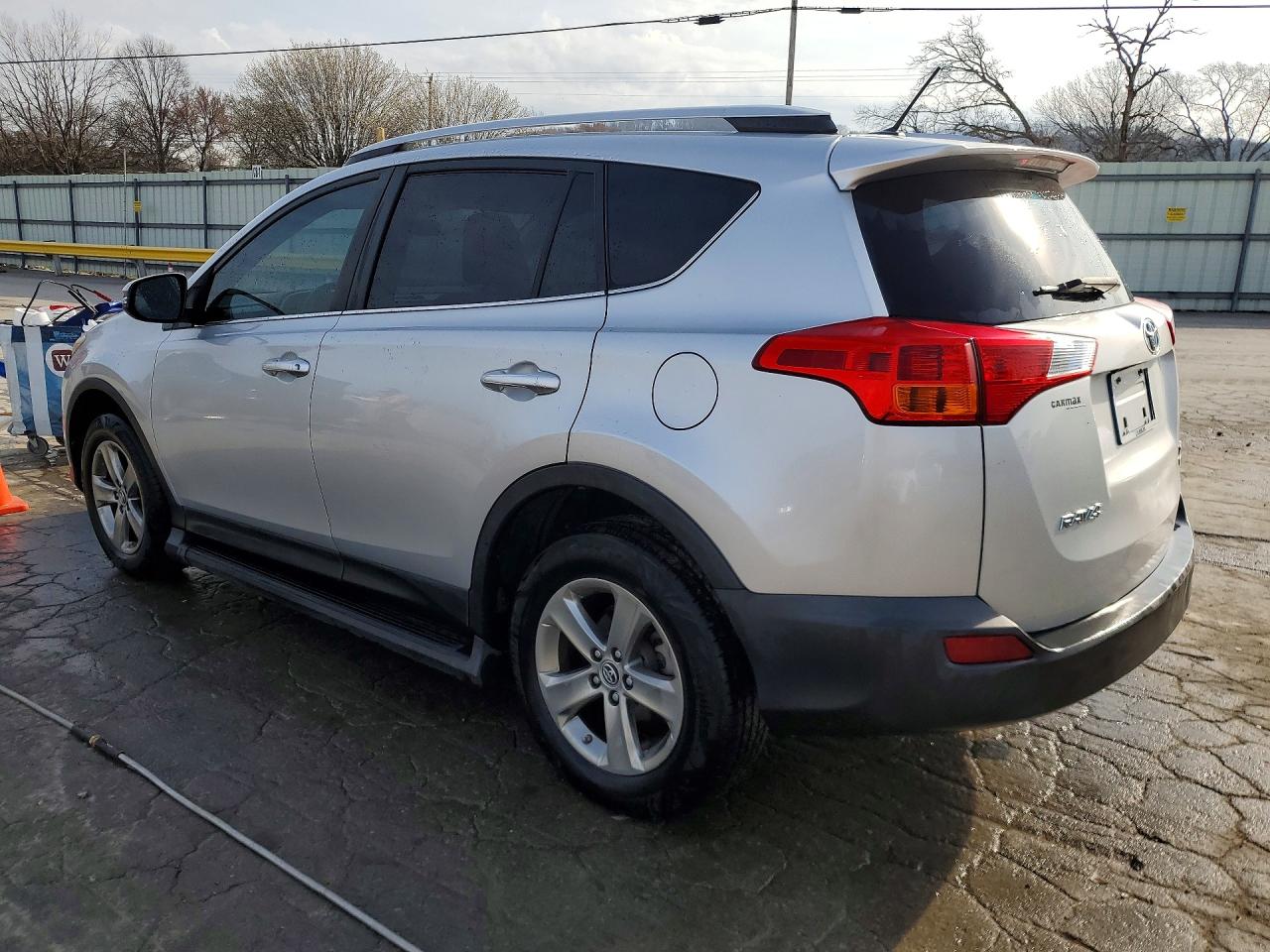 2015 TOYOTA RAV4 XLE photo 2