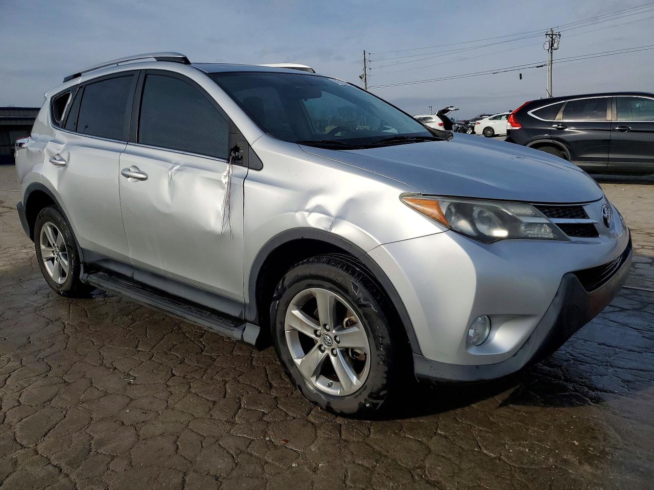 2015 TOYOTA RAV4 XLE photo 4