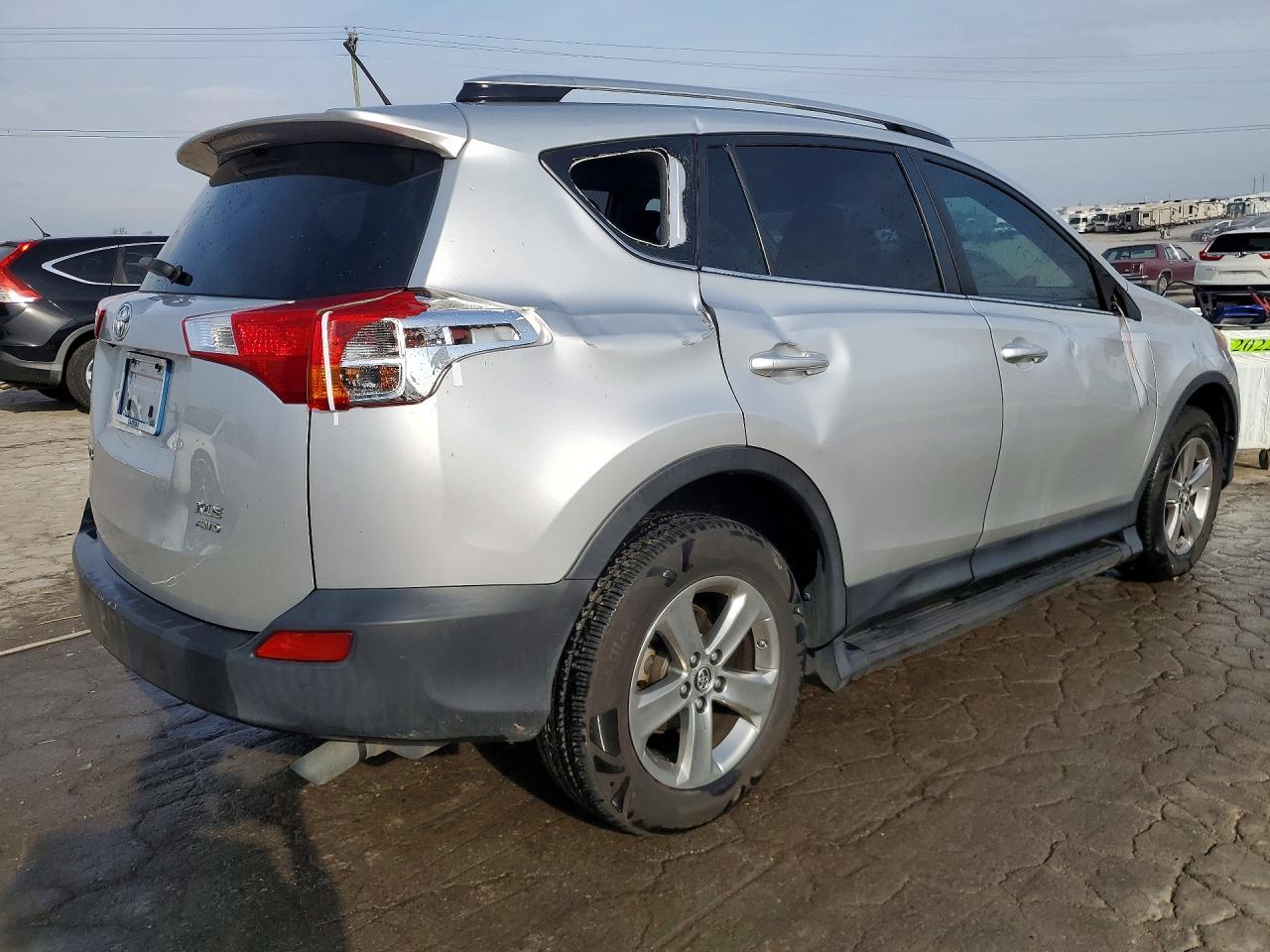 2015 TOYOTA RAV4 XLE photo 3