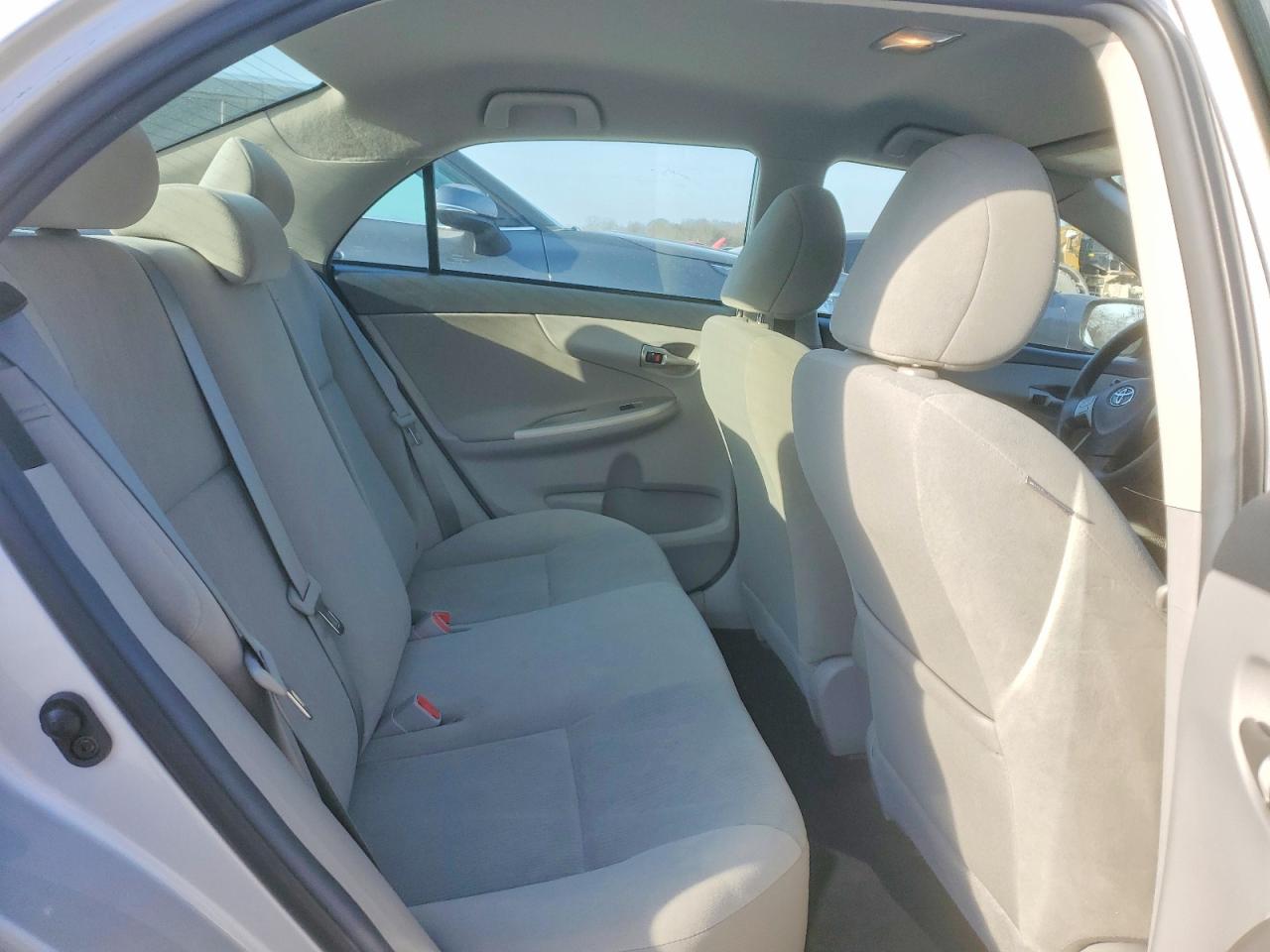 2012 TOYOTA COROLLA LE photo 28