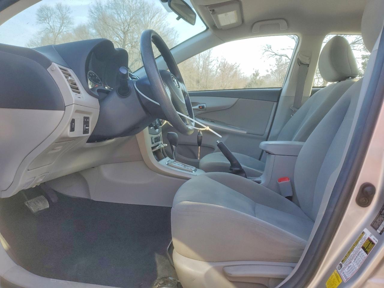 2012 TOYOTA COROLLA LE photo 19