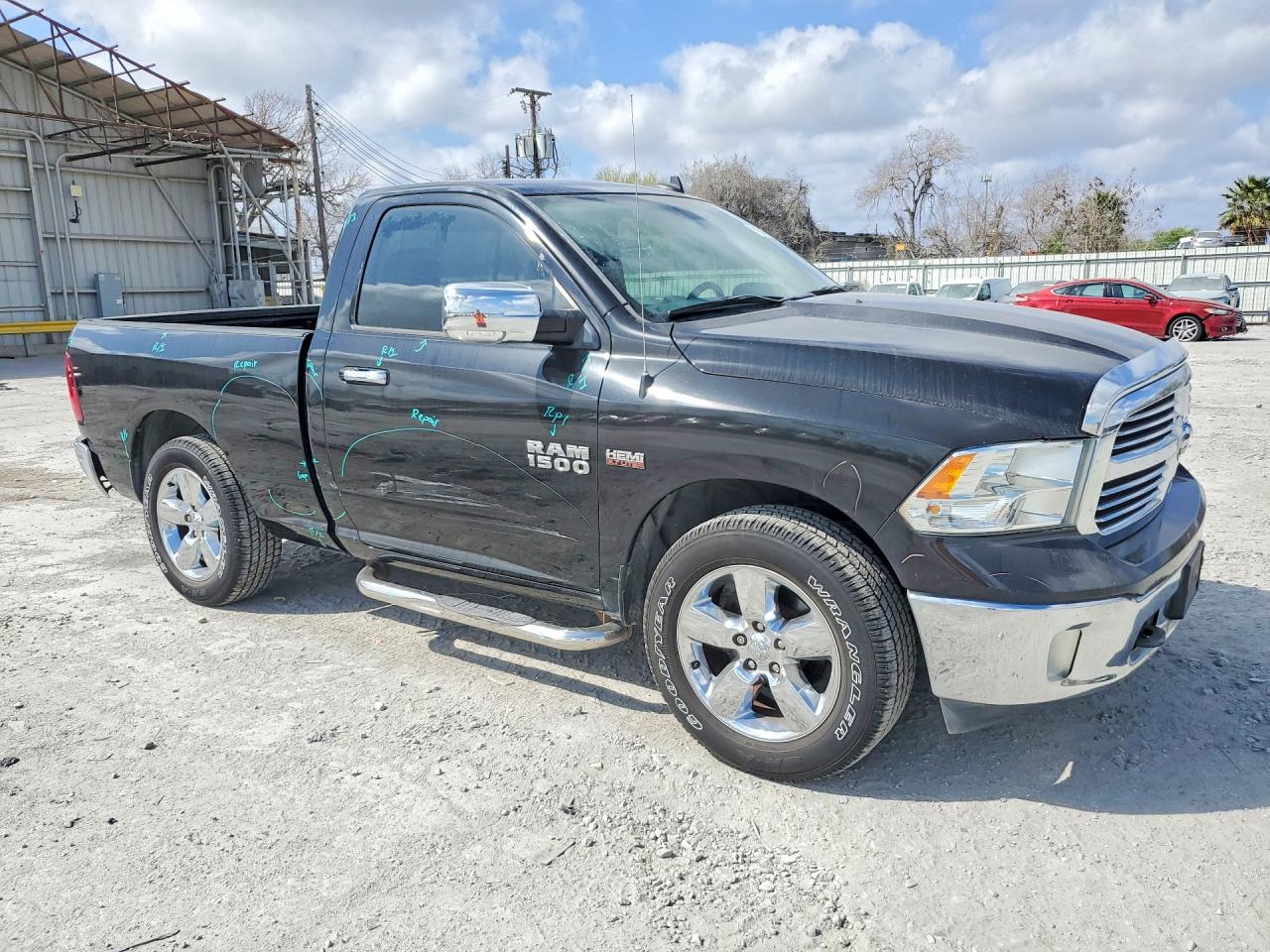 2016 RAM 1500 SLT photo 4