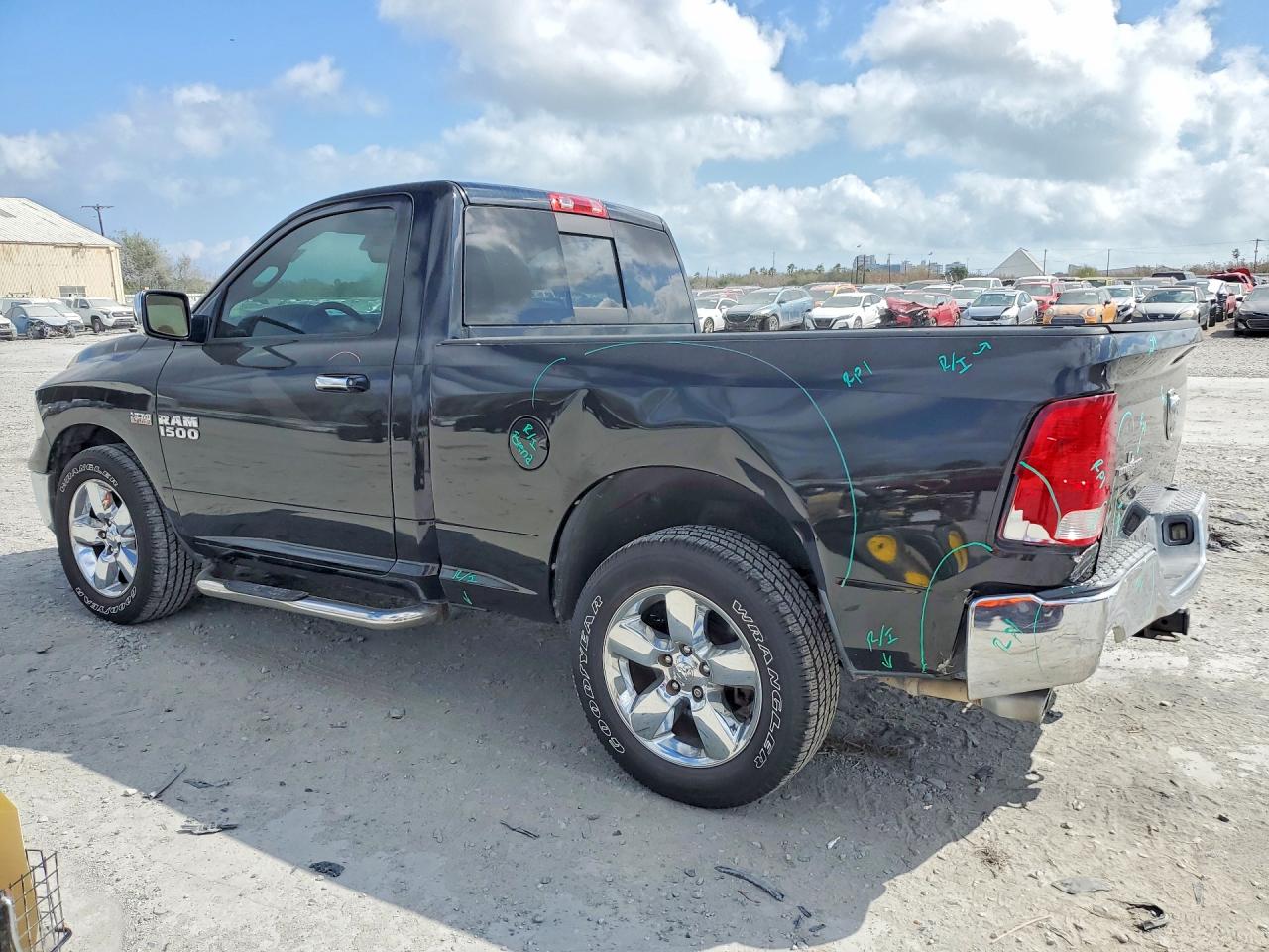 2016 RAM 1500 SLT photo 2