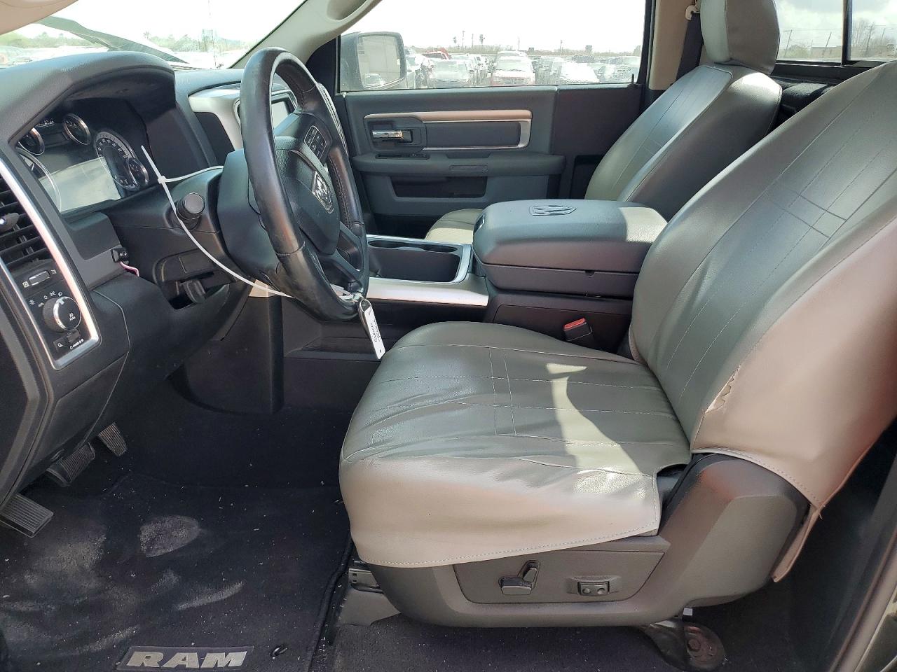 2016 RAM 1500 SLT photo 7