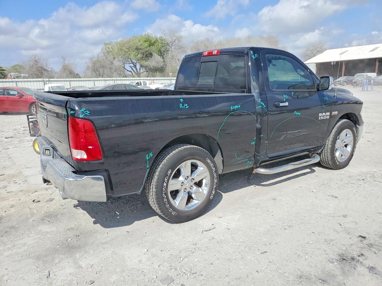 2016 RAM 1500 SLT photo 3