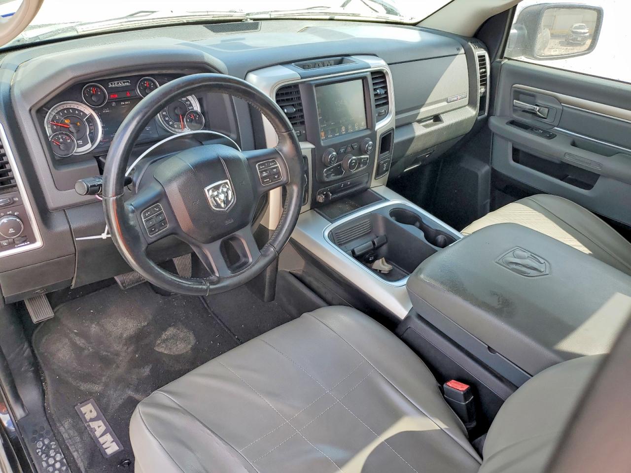 2016 RAM 1500 SLT photo 8
