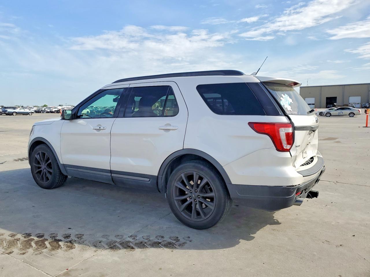 2018 FORD EXPLORER XLT photo 4