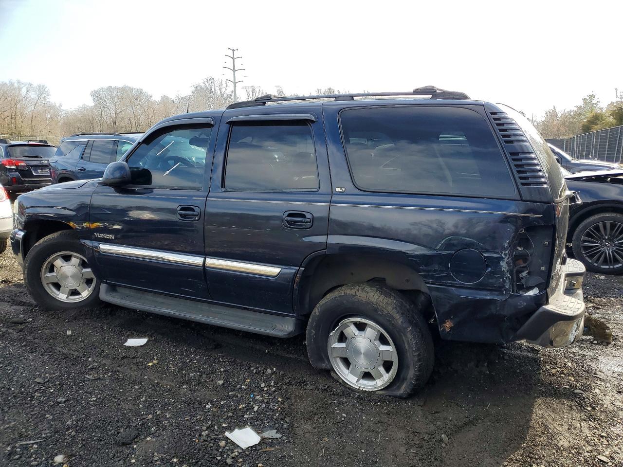 2004 GMC YUKON photo 3