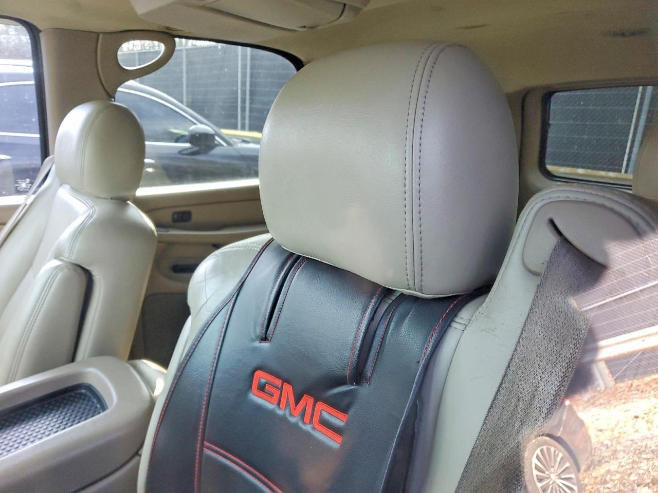 2004 GMC YUKON photo 19