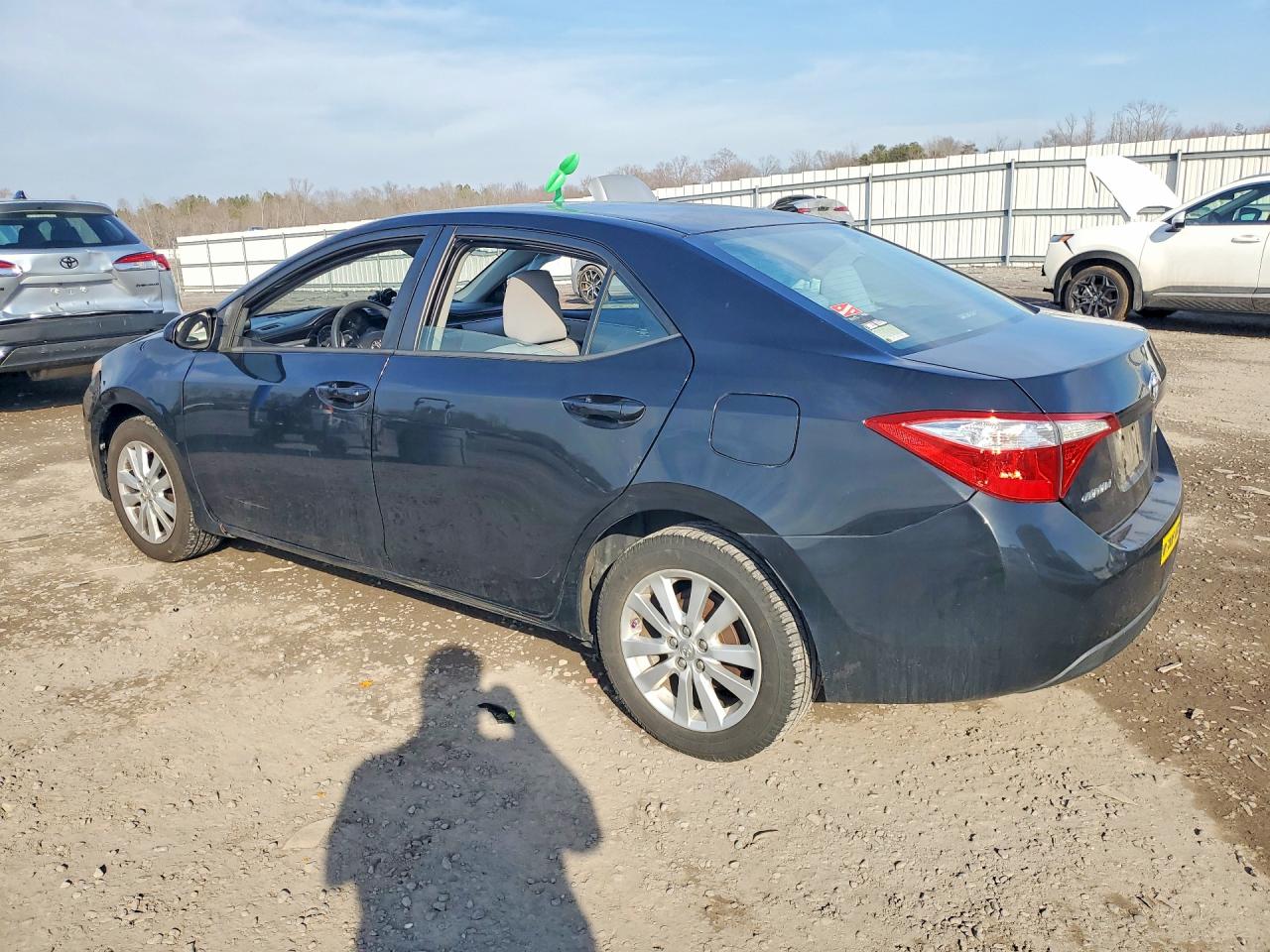 2014 TOYOTA COROLLA LE photo 2