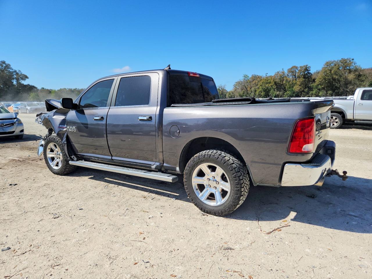 2018 RAM 1500 SLT photo 3