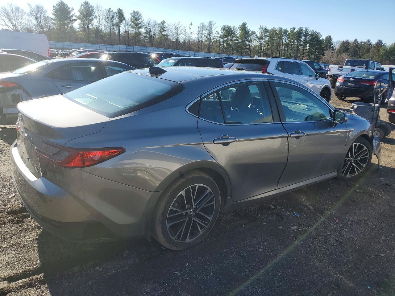 2025 TOYOTA CAMRY XLE photo 5
