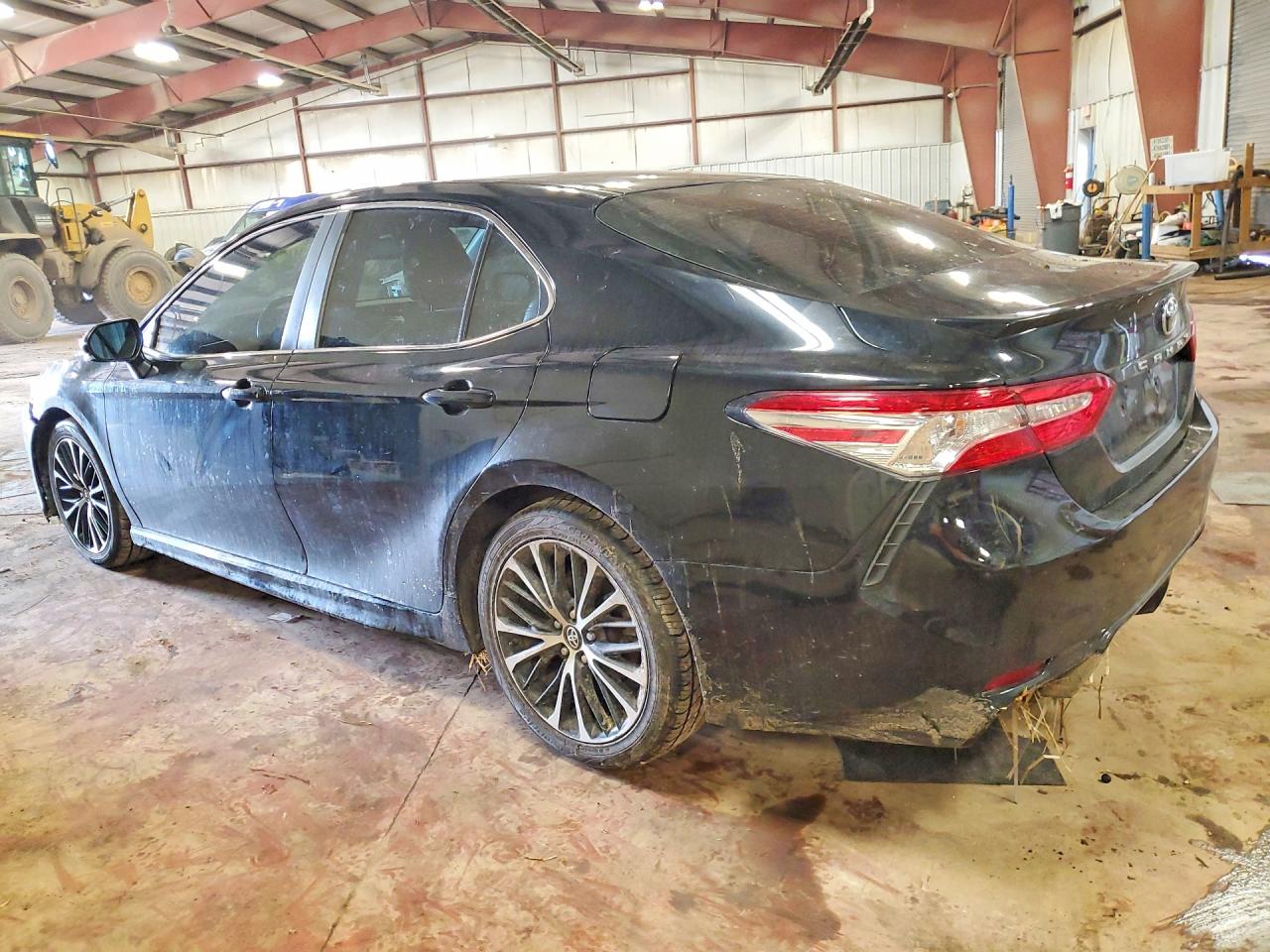 2018 TOYOTA CAMRY SE photo 2