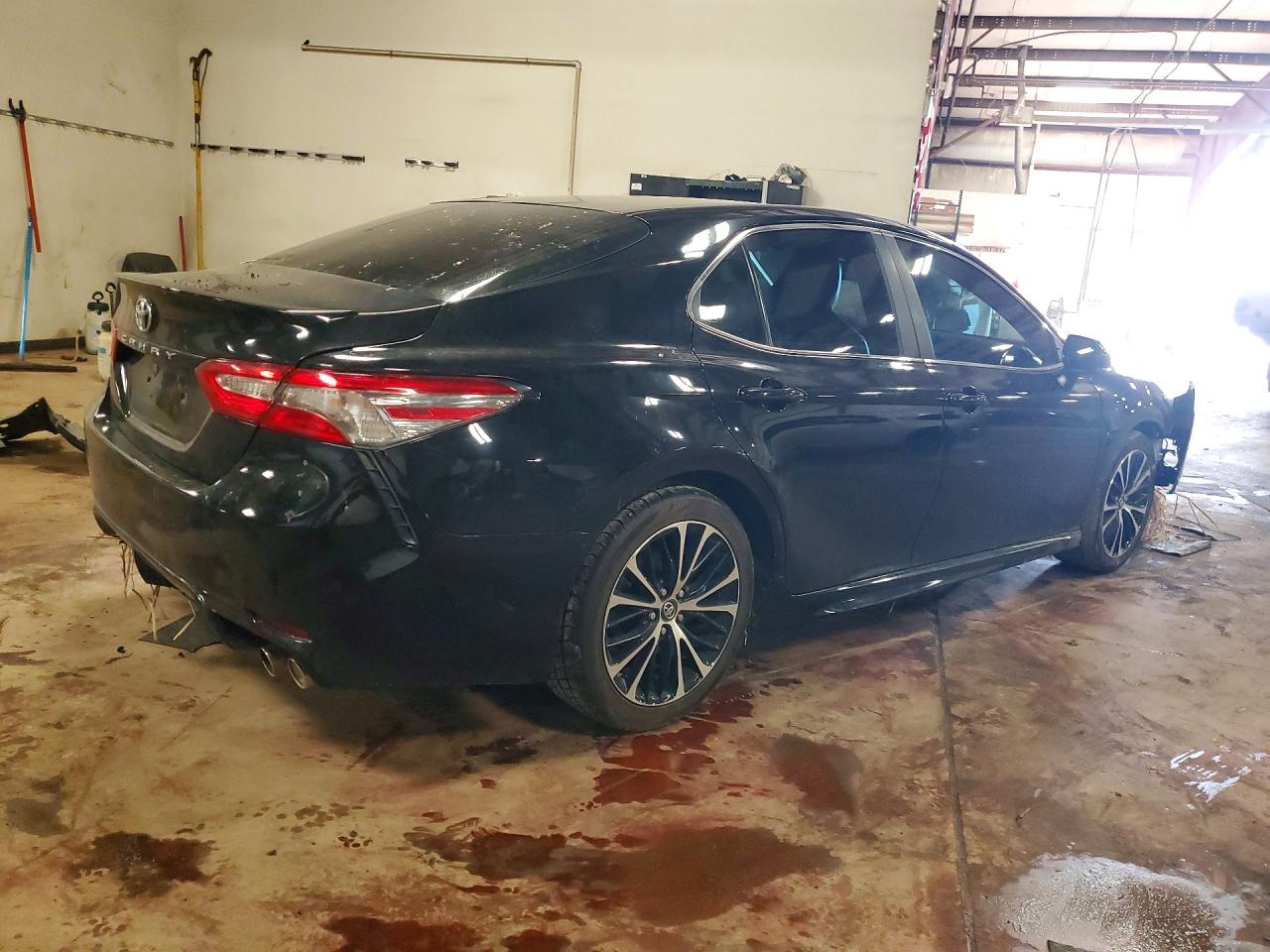 2018 TOYOTA CAMRY SE photo 3