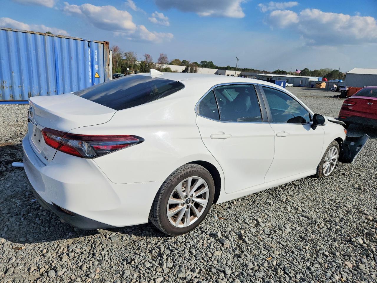 2022 TOYOTA CAMRY LE photo 3