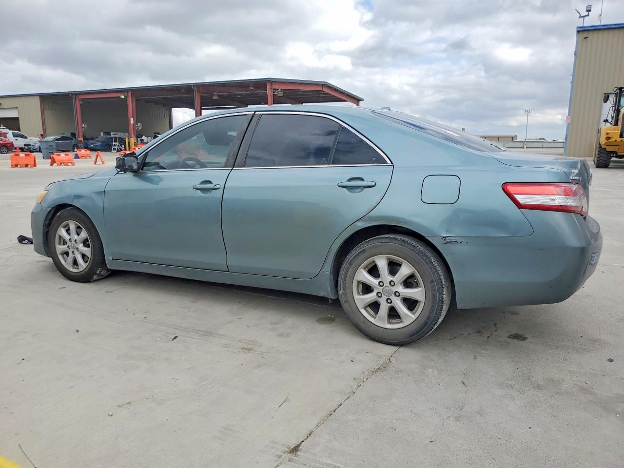 2011 TOYOTA CAMRY LE photo 3