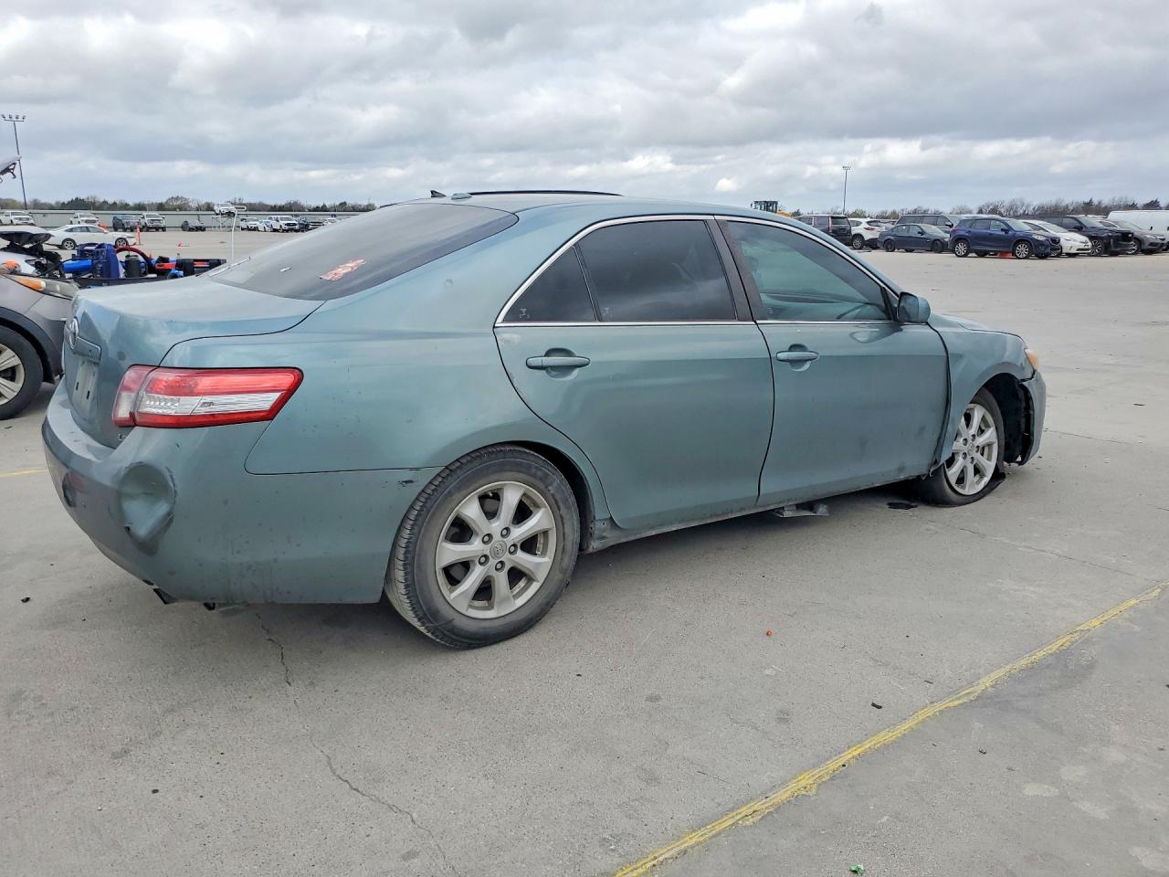 2011 TOYOTA CAMRY LE photo 5