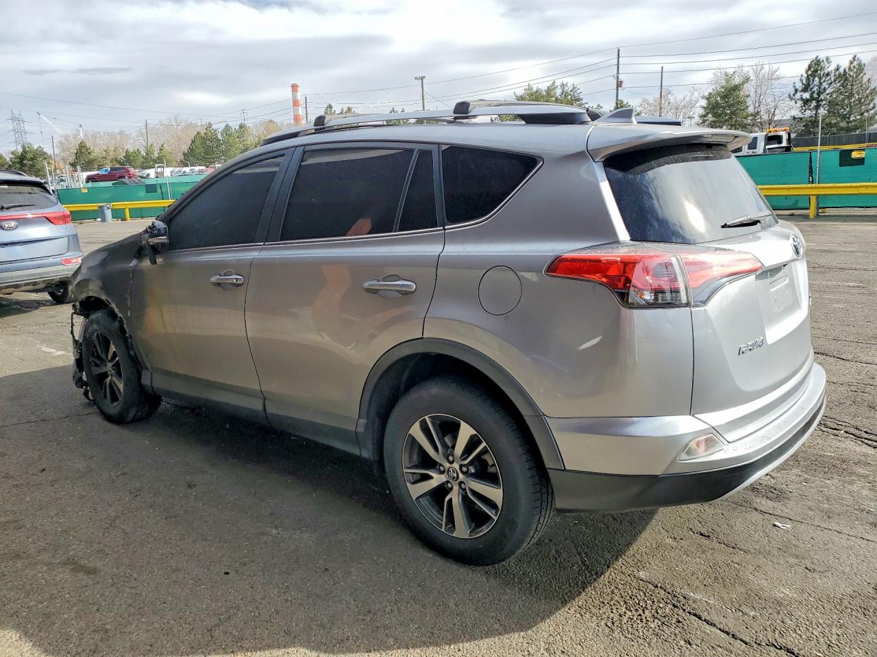 2016 TOYOTA RAV4 XLE photo 2