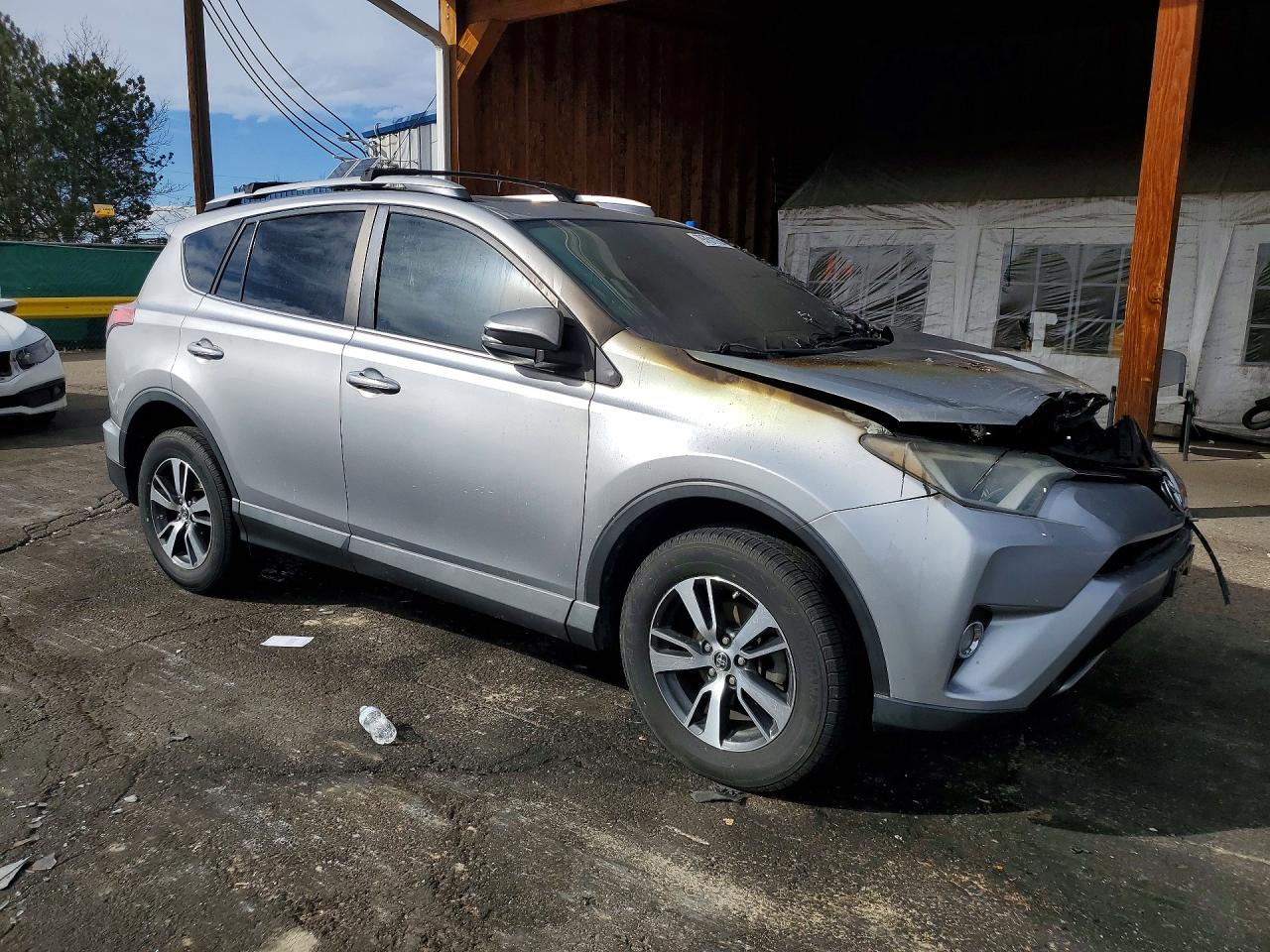 2016 TOYOTA RAV4 XLE photo 4