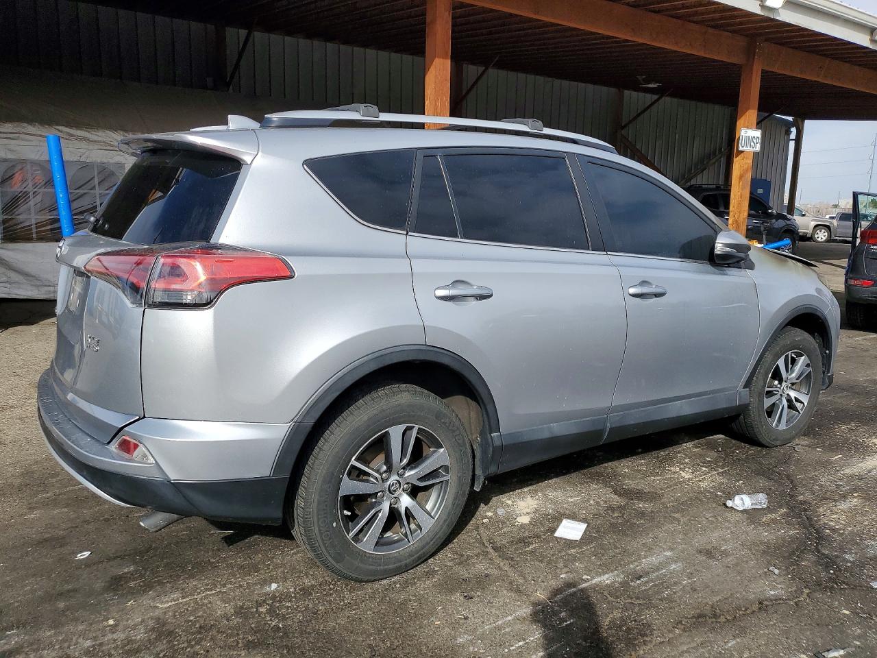 2016 TOYOTA RAV4 XLE photo 3