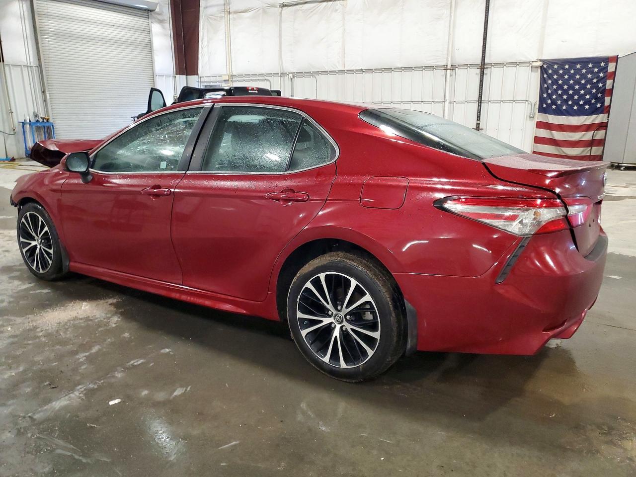 2018 TOYOTA CAMRY SE photo 3