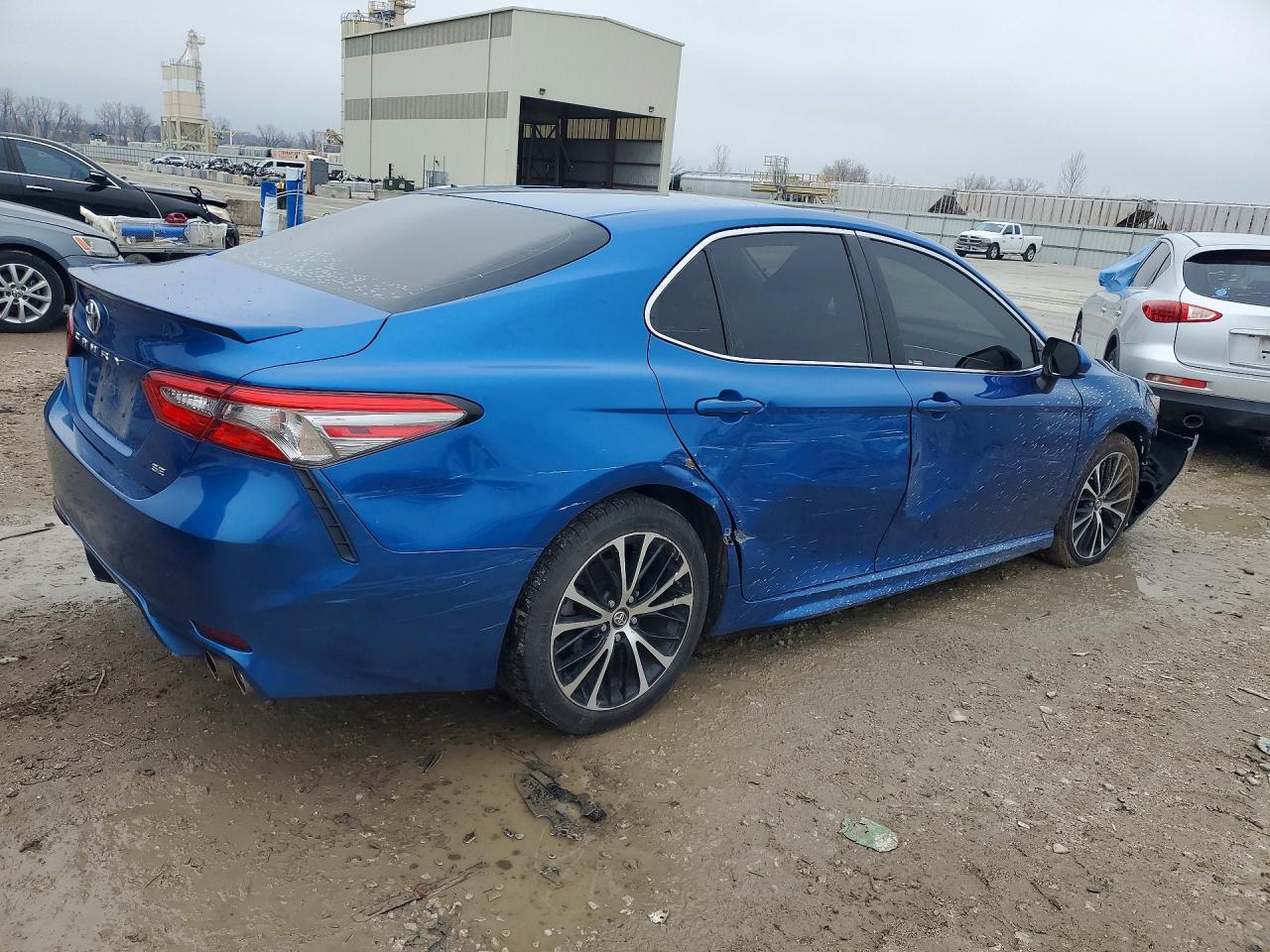 2018 TOYOTA CAMRY SE photo 3