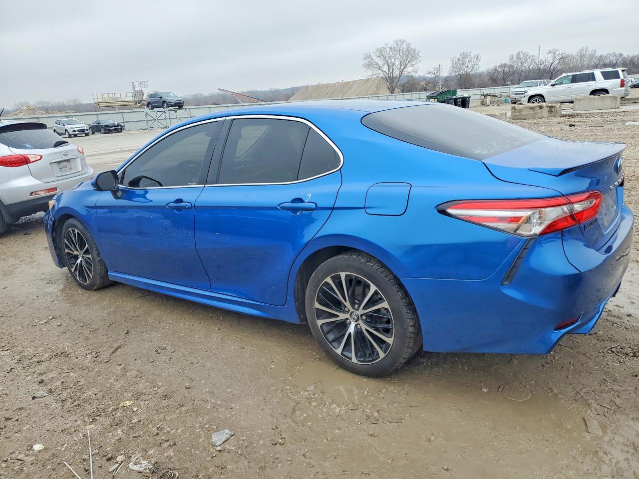 2018 TOYOTA CAMRY SE photo 2