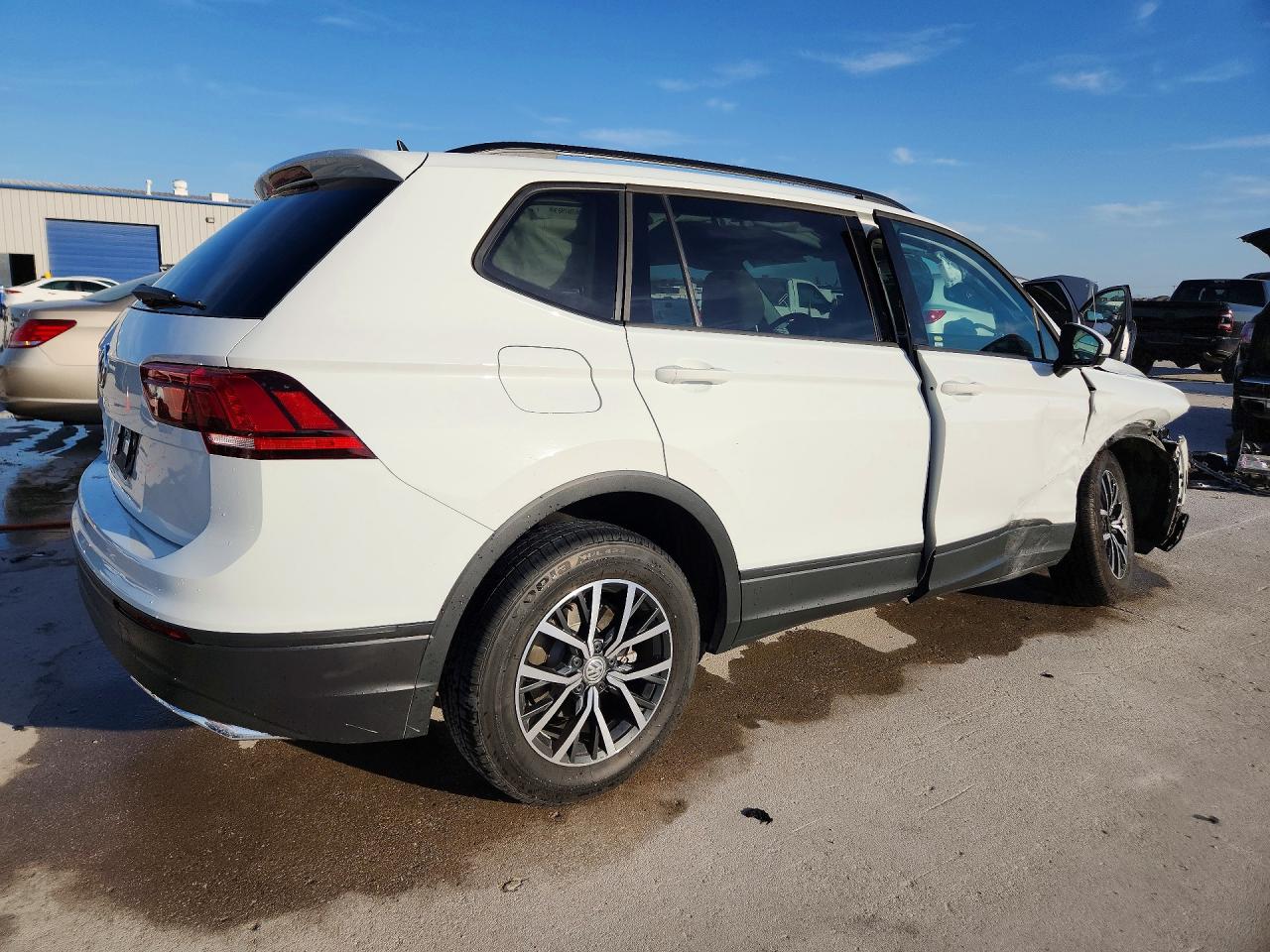 2021 VOLKSWAGEN TIGUAN S photo 3