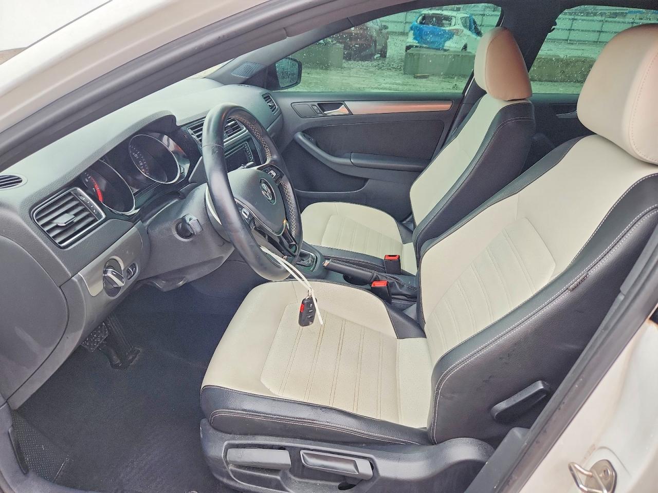 2016 VOLKSWAGEN JETTA SPORT photo 13