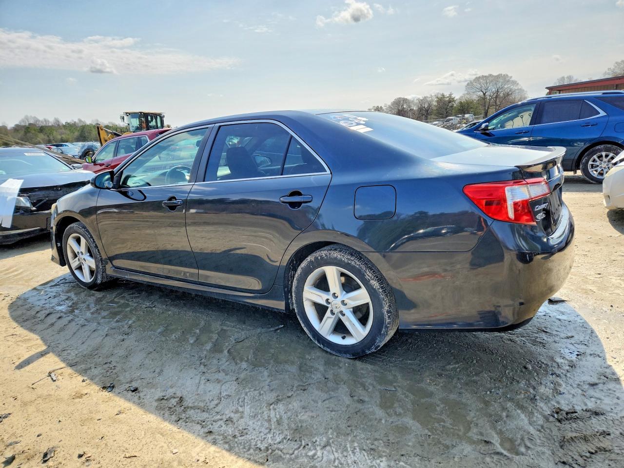2014 TOYOTA CAMRY SE photo 4