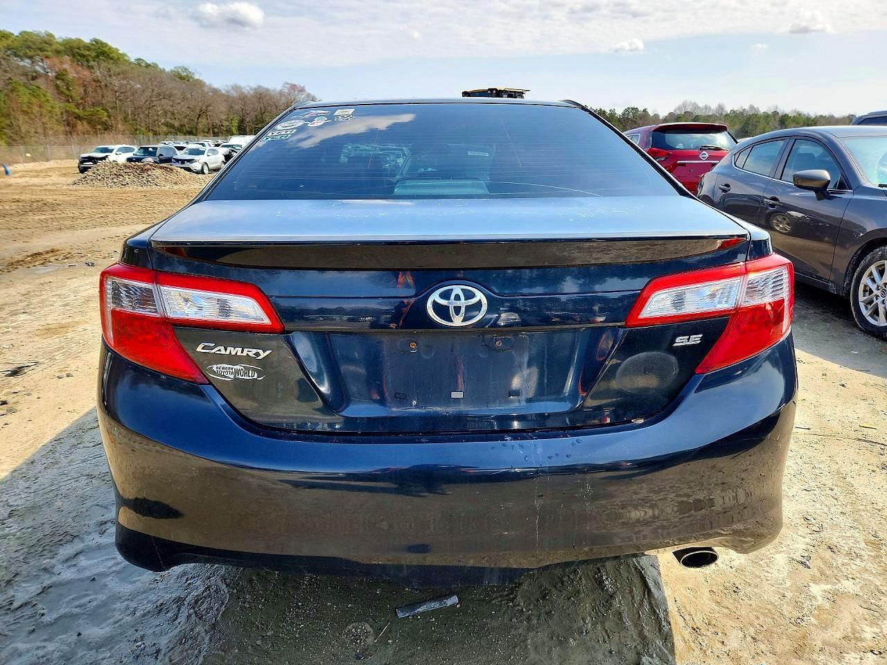 2014 TOYOTA CAMRY SE photo 16
