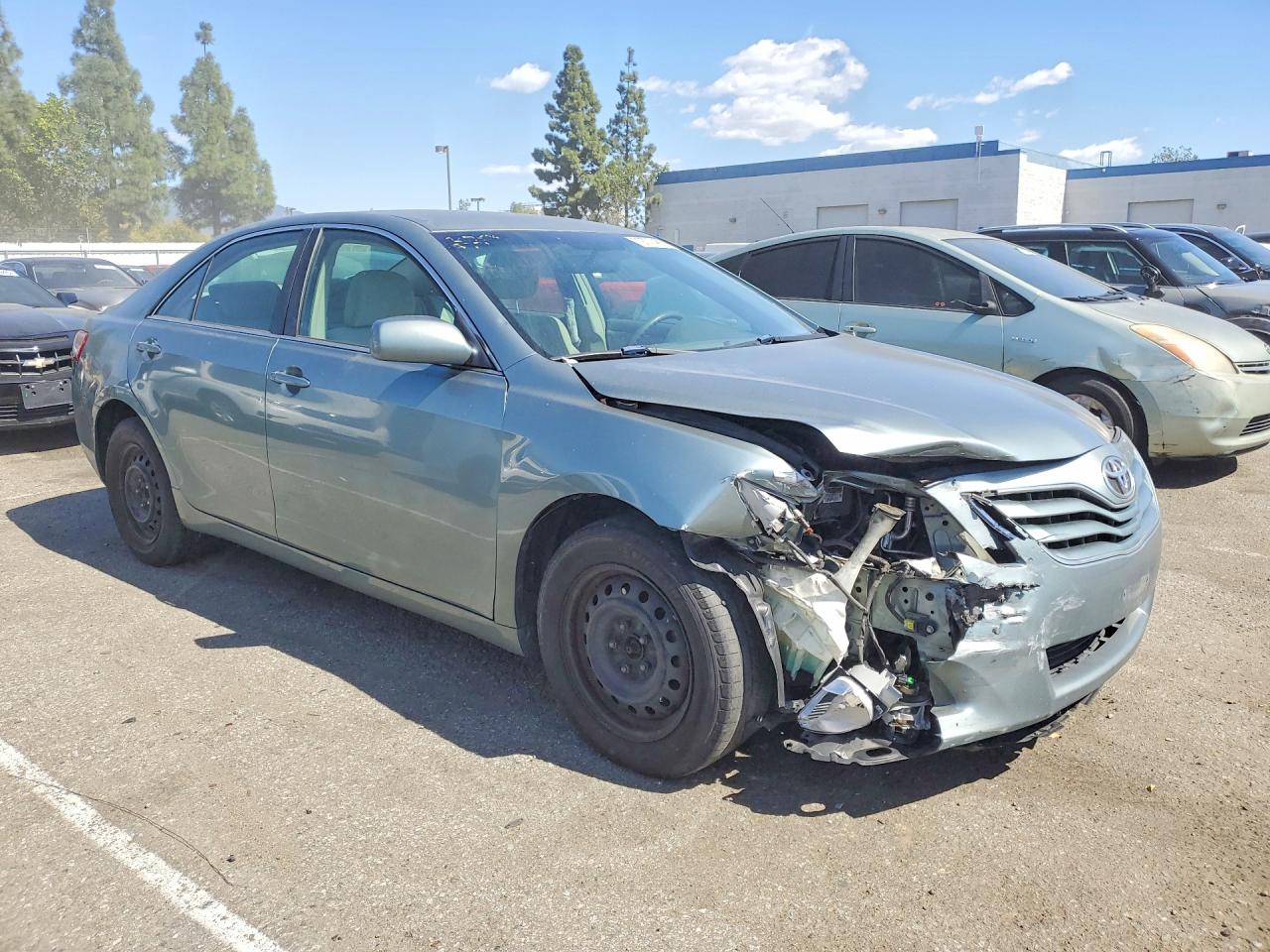 2011 TOYOTA CAMRY LE photo 4
