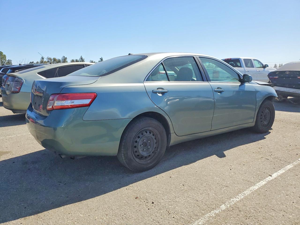 2011 TOYOTA CAMRY LE photo 3
