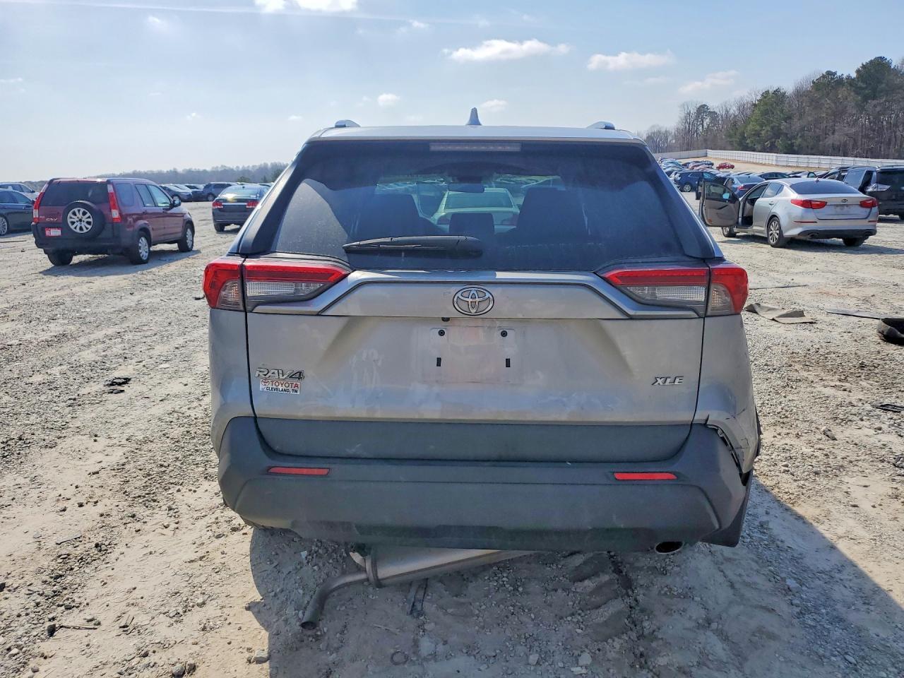 2021 TOYOTA RAV4 XLE photo 6