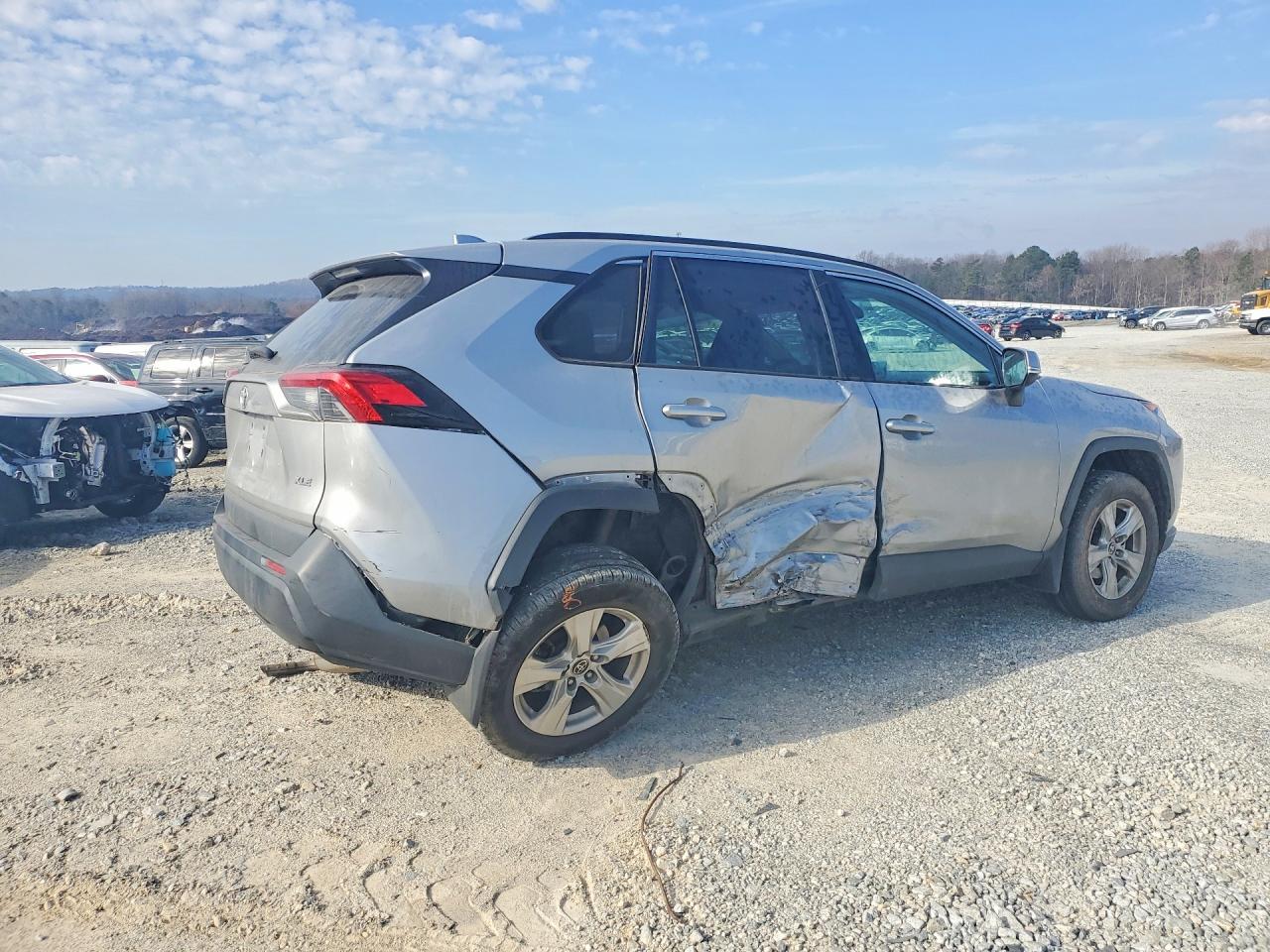 2021 TOYOTA RAV4 XLE photo 3