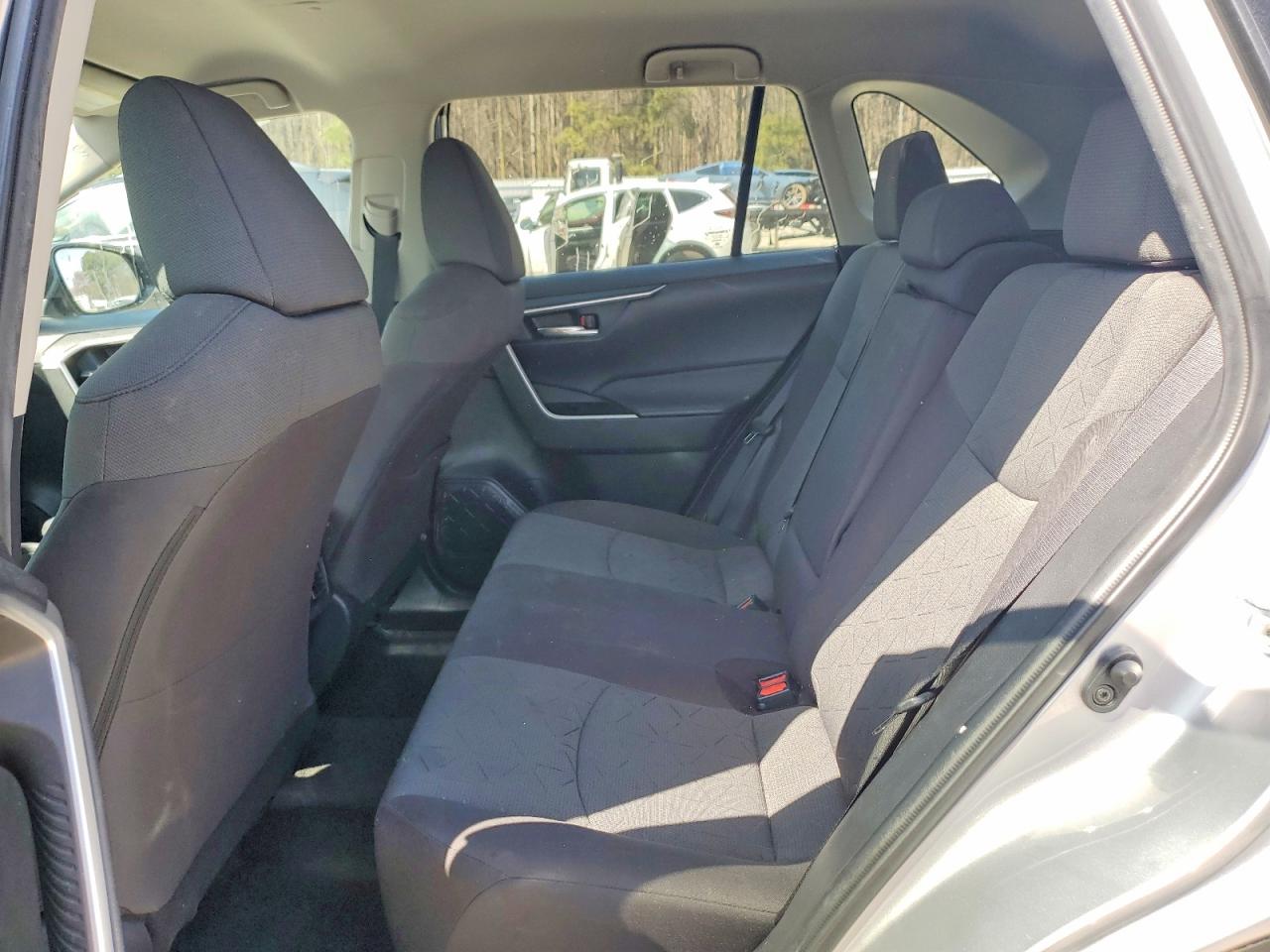 2021 TOYOTA RAV4 XLE photo 11