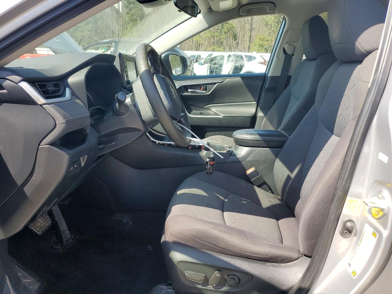 2021 TOYOTA RAV4 XLE photo 7