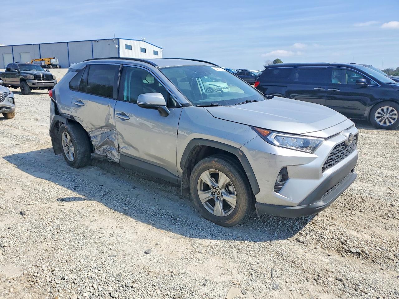 2021 TOYOTA RAV4 XLE photo 4