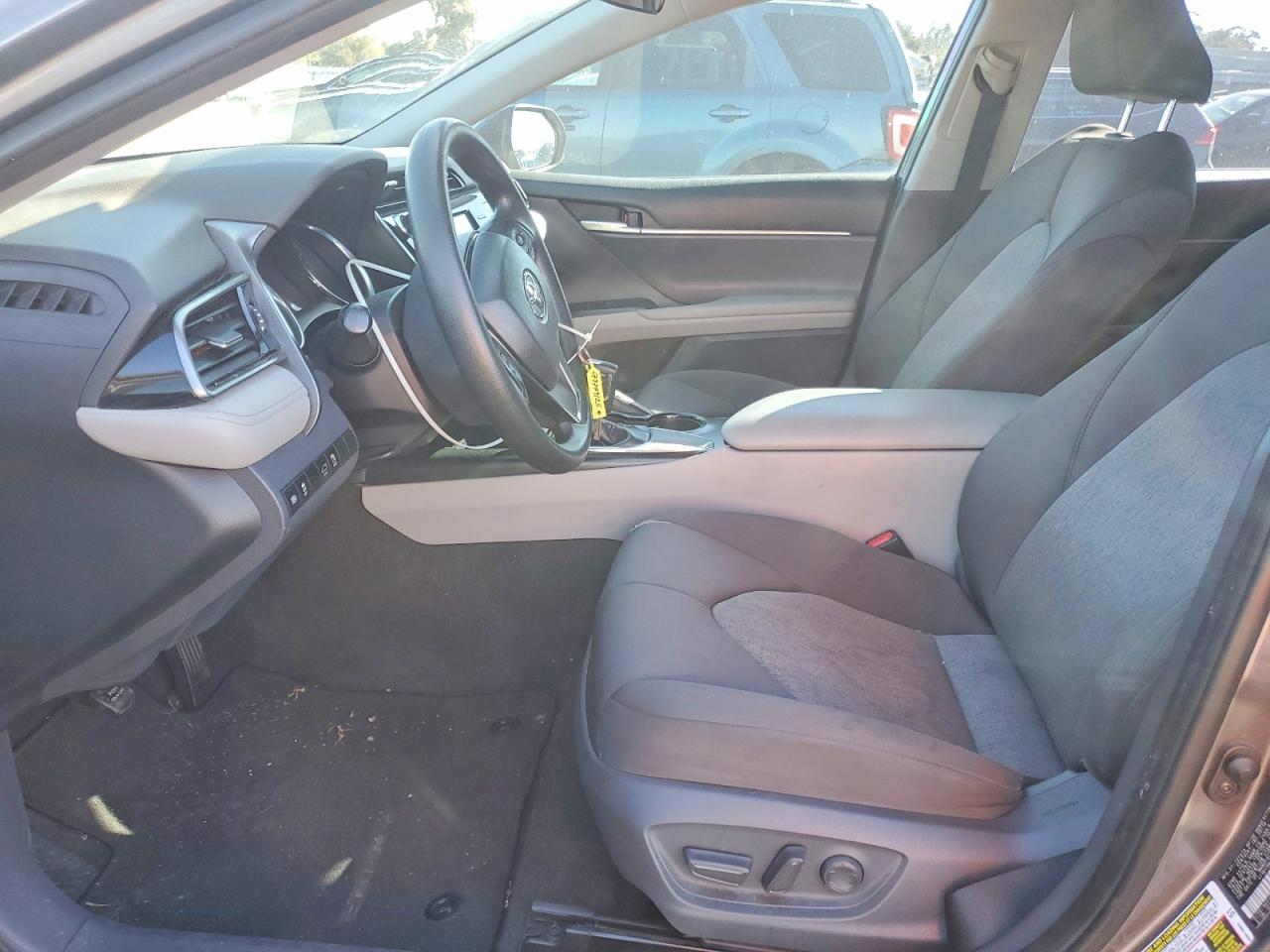 2019 TOYOTA CAMRY LE photo 13