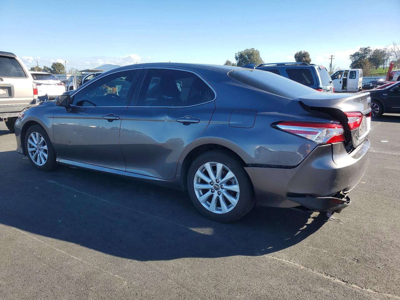 2019 TOYOTA CAMRY LE photo 3