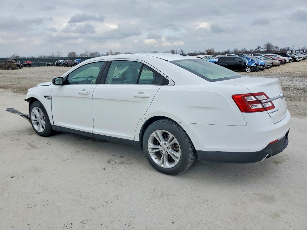 2018 FORD TAURUS SE photo 2
