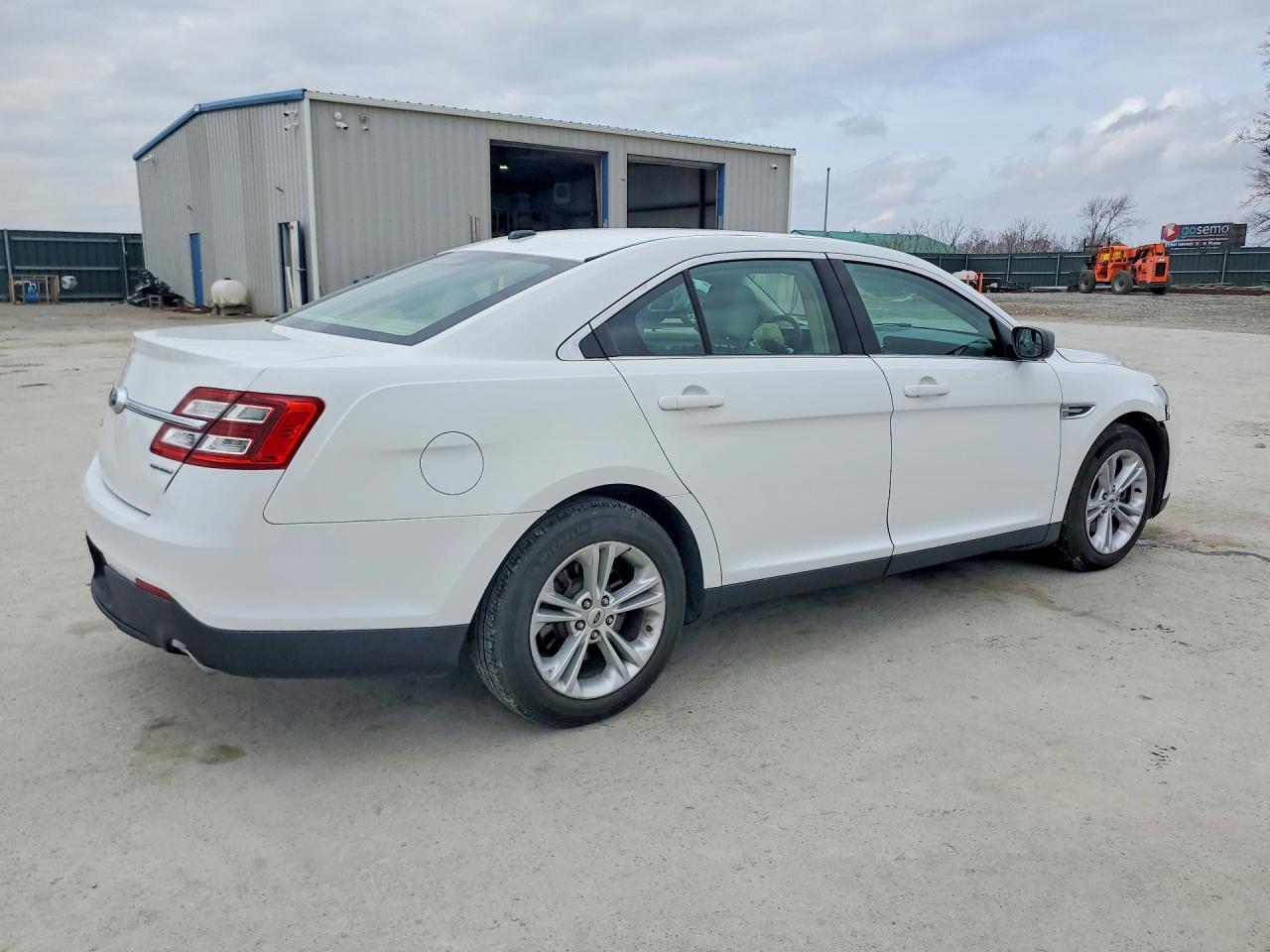 2018 FORD TAURUS SE photo 3