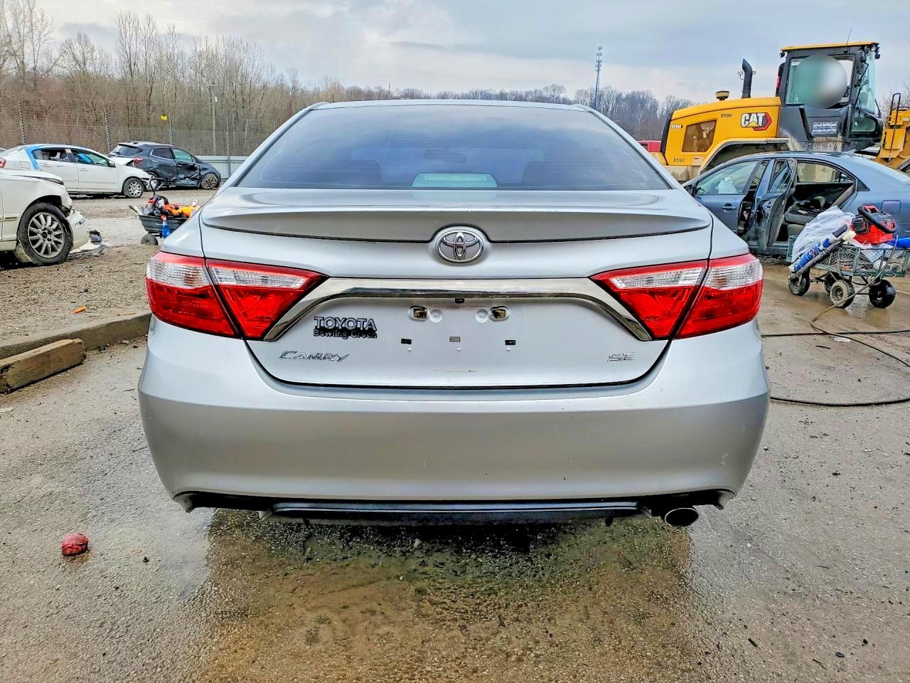 2015 TOYOTA CAMRY SE photo 6