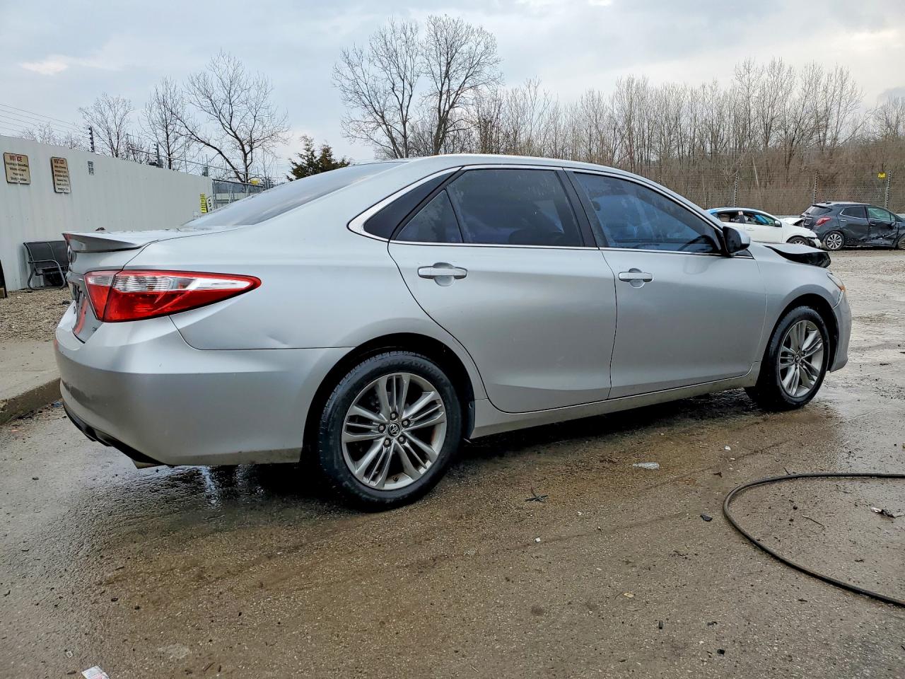 2015 TOYOTA CAMRY SE photo 3