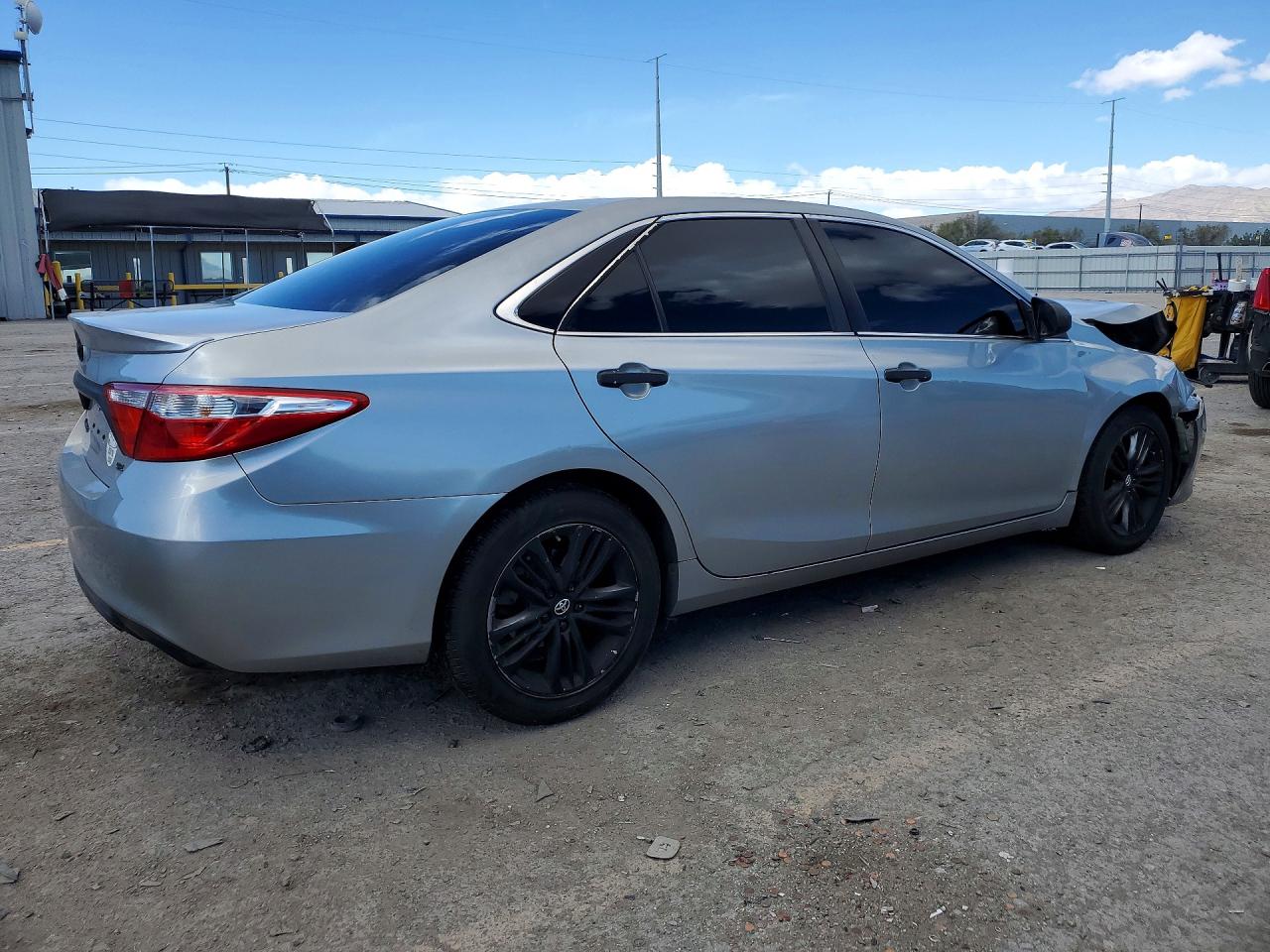 2016 TOYOTA CAMRY SE photo 3
