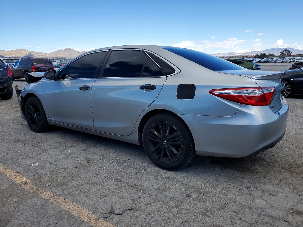 2016 TOYOTA CAMRY SE photo 2