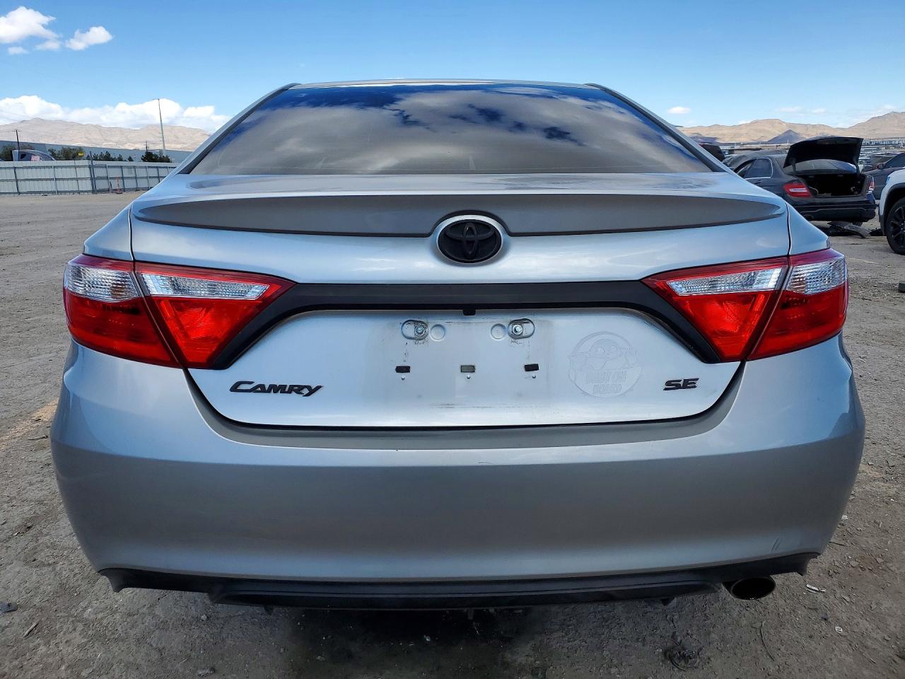 2016 TOYOTA CAMRY SE photo 6