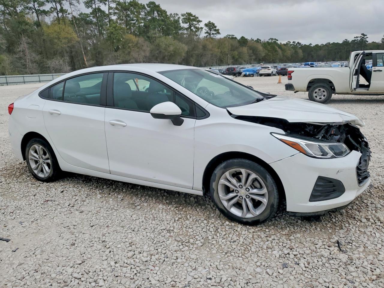 2019 CHEVROLET CRUZE LS photo 4