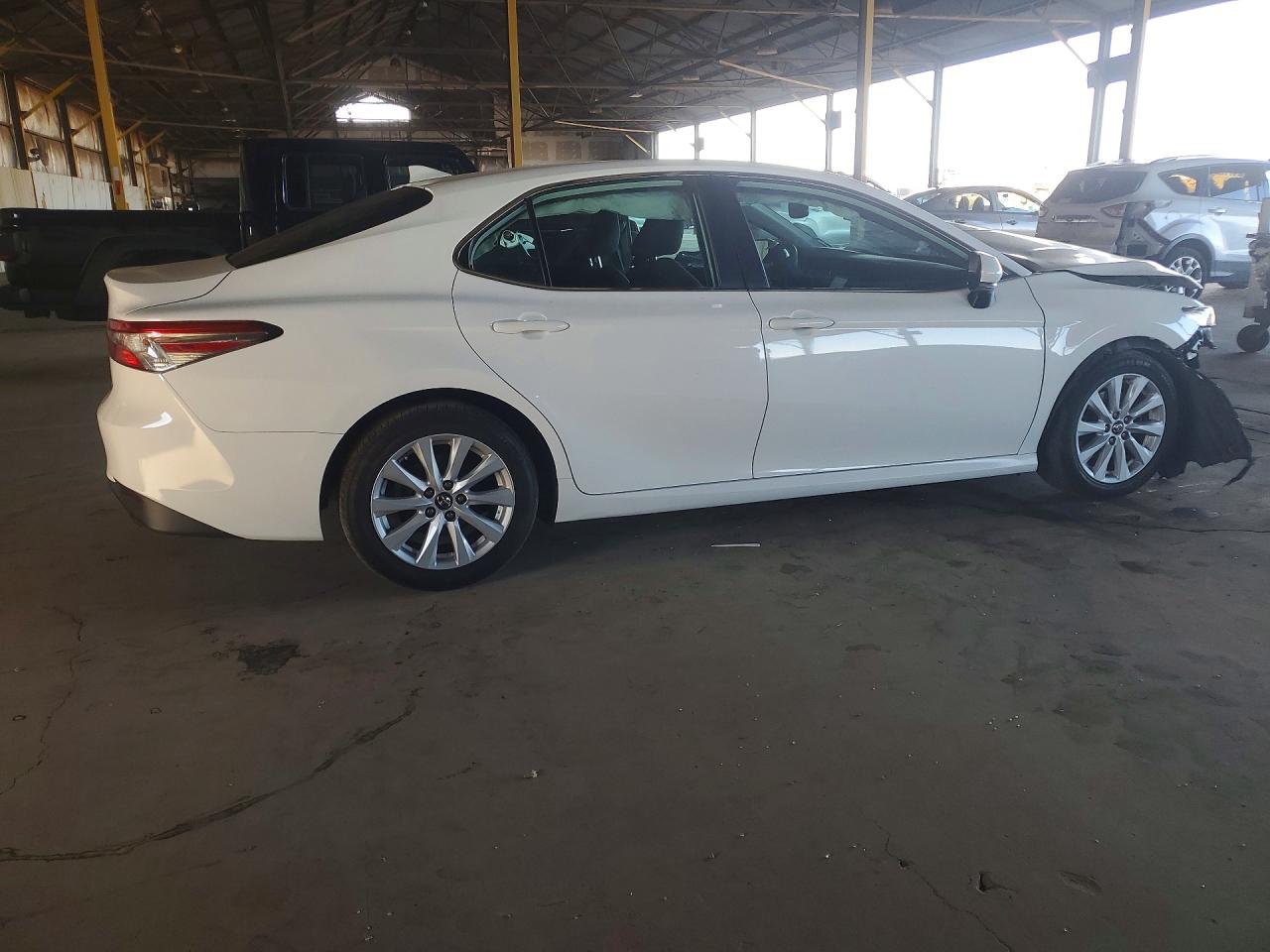 2019 TOYOTA CAMRY LE photo 3